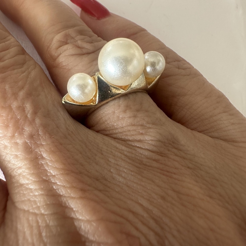 Gold Tone Cream Faux Pearl Statement Cocktail Ring Womens Size 7.75 Crown